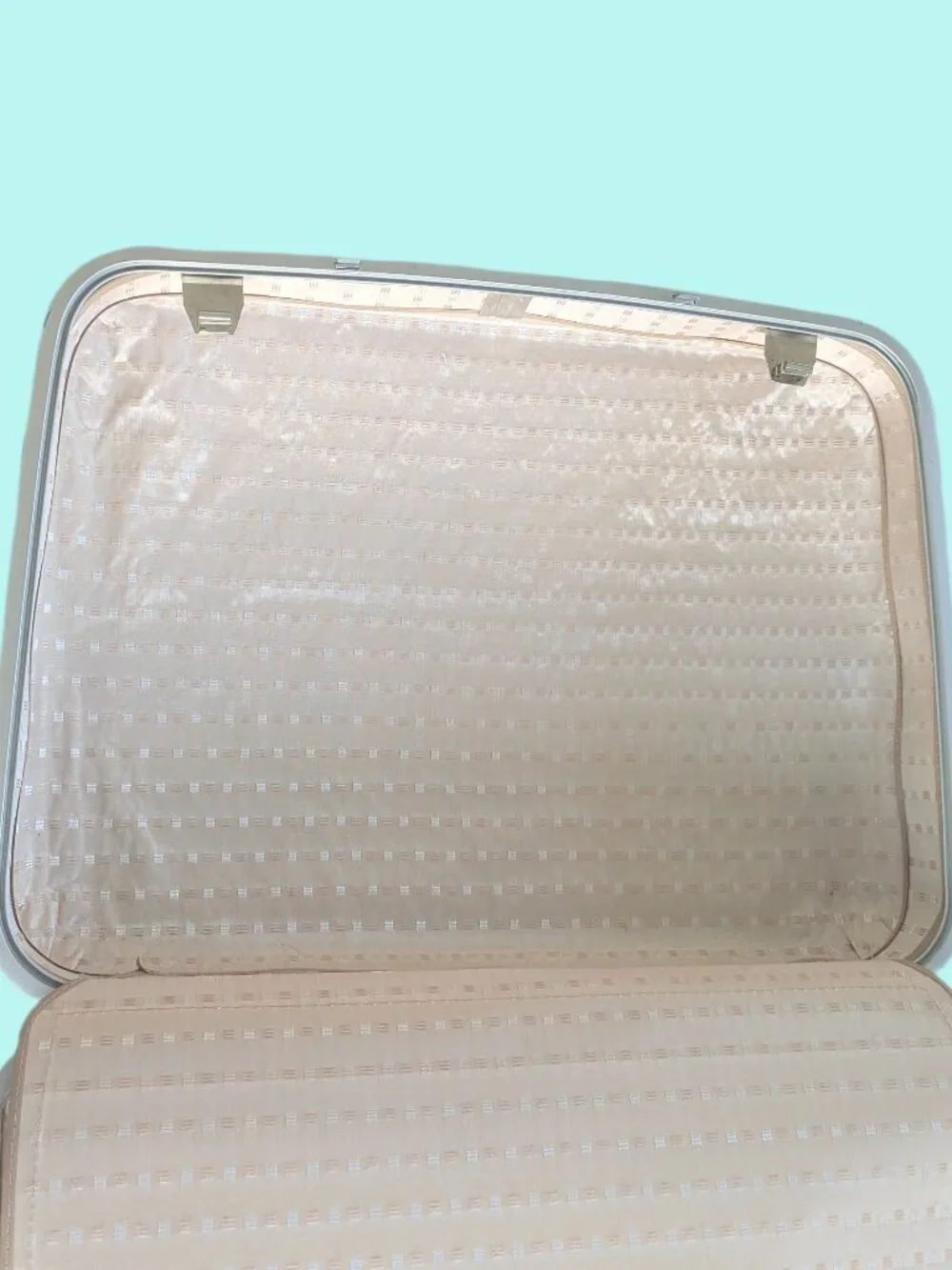 Vintage Samsonite Silhouette White Hardshell Suitcase